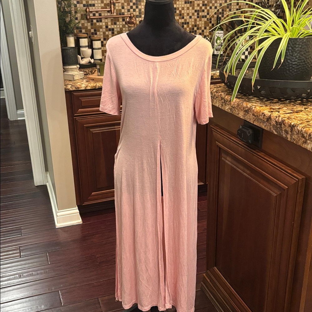 Miracle Berry Ladies pink slit t-shirt top. Boutique find!